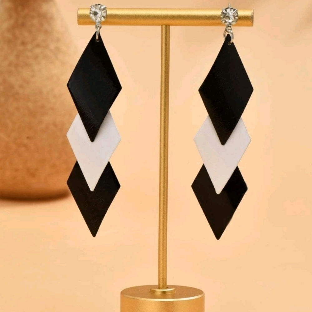 Black and White Geometric Earrings - Picture 4 of 5